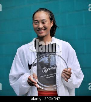 Miami Gardens, USA. 22. März 2023. MIAMI GARDENS, FLORIDA - 22. MÄRZ: Zheng Qinwen (CHN) erhält den WTA Newcomer of the Year 2022 Award während der Miami Open, präsentiert von Itaú im Hard Rock Stadium am 22. März 2023 in Miami Gardens, Florida. (Foto: JL/Sipa USA) Guthaben: SIPA USA/Alamy Live News Stockfoto