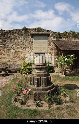 Denkmal mit deutschem Text auf dem WW1. Kriegsfriedhof im leeren Raum des Schiffes des Klosters Cârța, Rumänien Stockfoto