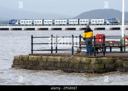 Arnside, Milnthorpe, Cumbria, Großbritannien. 23. März 2023. Flut im Frühling in Arnside, Milnthorpe, Cumbria, UK. Kredit: John Eveson/Alamy Live News Stockfoto