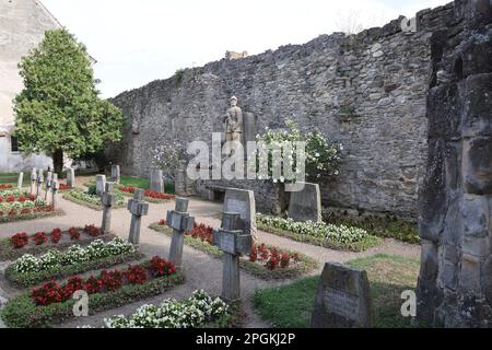 WW1 Kriegsfriedhof im leeren Raum des Schiffes des Klosters Cârța, Rumänien Stockfoto