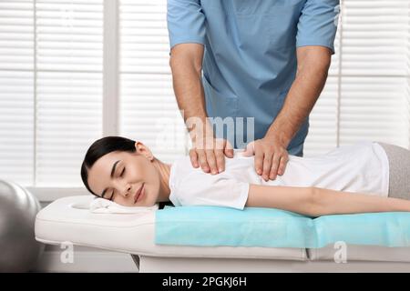 Orthopädische Massagen für junge Frauen in der Klinik, Nahaufnahme. Skoliosebehandlung Stockfoto