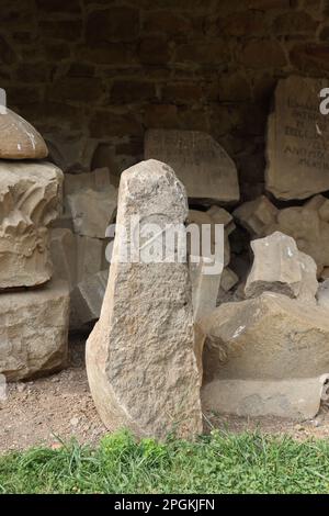 Lapidarium im Kloster Cârța, Rumänien, mit einem Symbol auf einem Stein Stockfoto