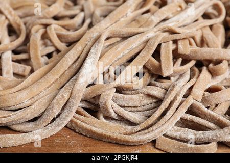 Ungekochter, hausgemachter Soba auf Holzbrett, Nahaufnahme Stockfoto