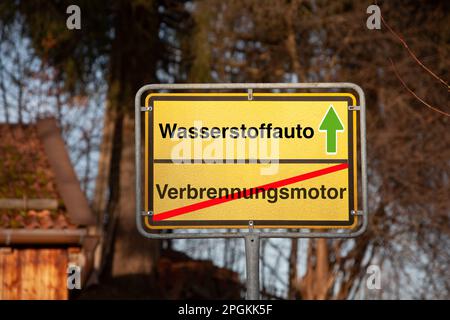 Stadtschild mit der Aufschrift Verbrennungsmotor in Rot durchgestrichen und Wasserstoffauto mit grünem Pfeil. Schreiben in deutscher Sprache. Stockfoto