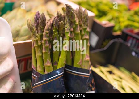 Spargel sammelt Gemüse auf dem Bauernmarkt Stockfoto