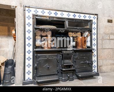 Ein riesiger gusseiserner Doppelofen in der Küche von Castle Dropo, Drewsteignton, Devon, England, Großbritannien Stockfoto