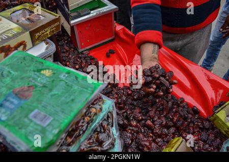 Srinagar, Indien. 23. März 2023. Ein Straßenverkäufer verkauft Daten am ersten Tag des heiligen muslimischen Monats Ramadan in Srinagar. Kredit: SOPA Images Limited/Alamy Live News Stockfoto