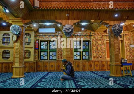 Srinagar, Indien. 23. März 2023. Ein kaschmirischer Moslem betet in der Moschee während des ersten Tages des heiligen muslimischen Monats Ramadan in Srinagar. Kredit: SOPA Images Limited/Alamy Live News Stockfoto