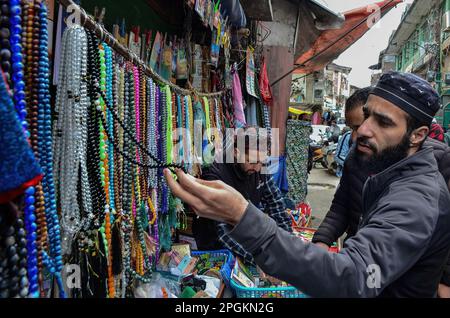 Srinagar, Indien. 23. März 2023. Ein Moslem kauft am ersten Tag des heiligen muslimischen Monats Ramadan in Srinagar ein. Kredit: SOPA Images Limited/Alamy Live News Stockfoto