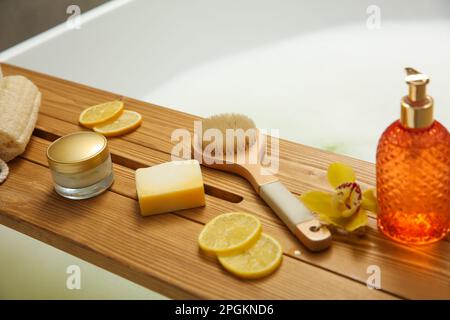 Holzbadewanne mit Badezimmerausstattung in Badewanne, Nahaufnahme Stockfoto