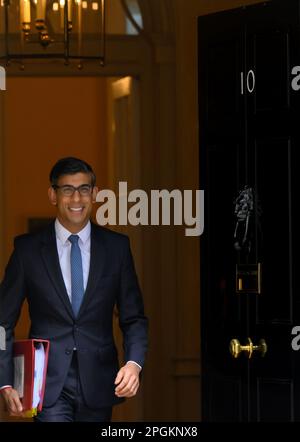 Der britische Premierminister Rishi Sunak verlässt die Downing Street 10 für Fragen der Premierminister im Unterhaus. 22. März 2023 Stockfoto