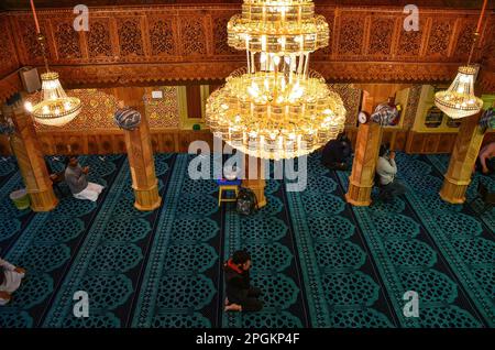 Srinagar, Indien. 23. März 2023. Kaschmirische Muslime beten im Inneren der Moschee während des ersten Tages des heiligen muslimischen Monats Ramadan in Srinagar. (Foto: Saqib Majeed/SOPA Images/Sipa USA) Guthaben: SIPA USA/Alamy Live News Stockfoto