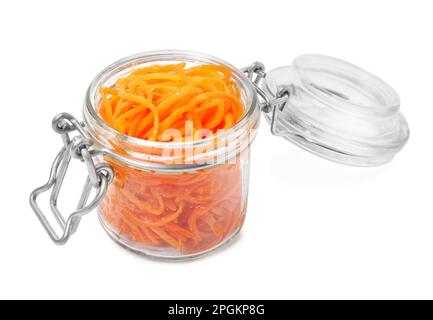 Köstlicher koreanischer Karottensalat in einem Glas isoliert auf Weiß Stockfoto