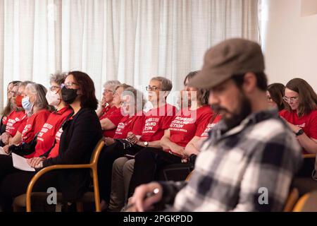 Salem, USA. 22. März 2023. Corey Christenson, dessen Bruder von einem '19-Jährigen mit einem Gewehr' getötet wurde, wartet auf seine Aussage, während ein Kontingent von Moms Demand Action-Unterstützern im Hörsaal sitzt. Befürworter und Gegner dreier vorgeschlagener Gesetze zur Sicherung von Waffen, die selbstgemachte Plastikwaffen, das Alter für Waffenbesitz und Transportorte betreffen, haben am 22. März 2023 vor Oregons House Committee on the Judiciary in Salem, Oregon, ausgesagt. (Foto: John Rudoff/Sipa USA) Guthaben: SIPA USA/Alamy Live News Stockfoto