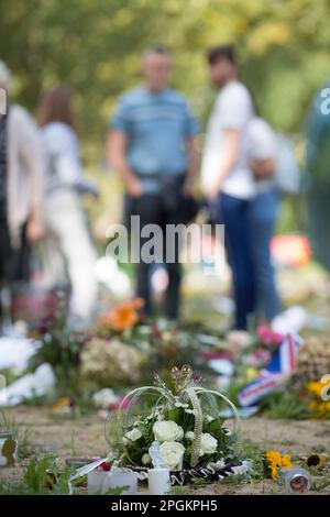 Am 1. Samstag nach der Beerdigung der verstorbenen Königin besuchen die Besucher den Green Park, wo Blumenwürfe hinterlassen werden, in der Nähe des Buckingham Palace in London. Stockfoto