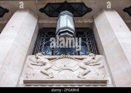 Art-Deco-Skulpturen von Merkur (von Samuel Rabin, 1931) über der Tür zum alten Gebäude des Daily Telegraph (Peterborough Court), Fleet Street, London Stockfoto