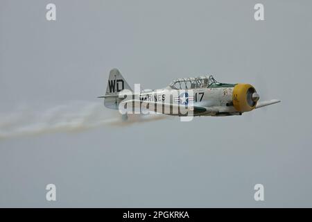 Point Mugu, Kalifornien/USA - 18. März 2023: Pilot John Collver fliegt seinen 1944 AT-6 Texaner namens „war Dog“ während einer Flugvorführung. Stockfoto