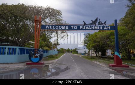 Fuvahmulah Island (Malediven) -- Ein Horten am Eingang der Straße, das den Namen der Insel und ihre ikonische Spezies zeigt - Tigerhaie Stockfoto