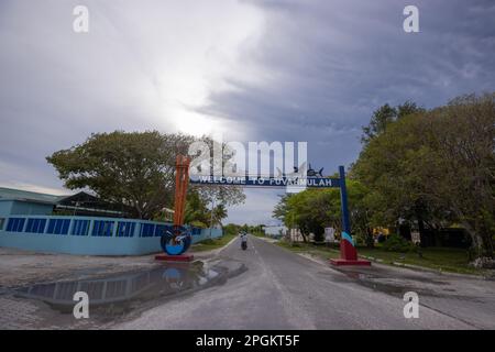 Fuvahmulah Island (Malediven) -- Ein Horten am Eingang der Straße, das den Namen der Insel und ihre ikonische Spezies zeigt - Tigerhaie Stockfoto