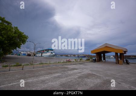 Boote, die an Fuvamulah Island (Malediven) Anlegestelle/Hafen anlegen Stockfoto