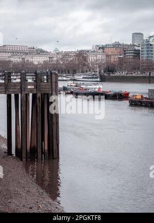 Blick auf die Binnenschiffe und die Anlegestelle an der Themse, London, Großbritannien. Stockfoto