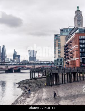 Blick auf den Strand der Themse am Oxo Tower Wharf, London. UK. Stockfoto
