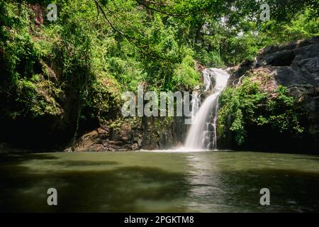 Ein Wasserfall im Wald, ein natürlicher Wasserstrom, der aus einer Höhe unter Ihnen durch die Felsen fließt und eine Feuchtigkeit erzeugt. Im Wald von Thai Stockfoto