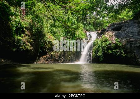 Ein Wasserfall im Wald, ein natürlicher Wasserstrom, der aus einer Höhe unter Ihnen durch die Felsen fließt und eine Feuchtigkeit erzeugt. Im Wald von Thai Stockfoto