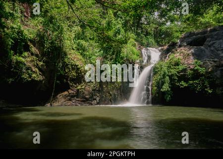 Ein Wasserfall im Wald, ein natürlicher Wasserstrom, der aus einer Höhe unter Ihnen durch die Felsen fließt und eine Feuchtigkeit erzeugt. Im Wald von Thai Stockfoto