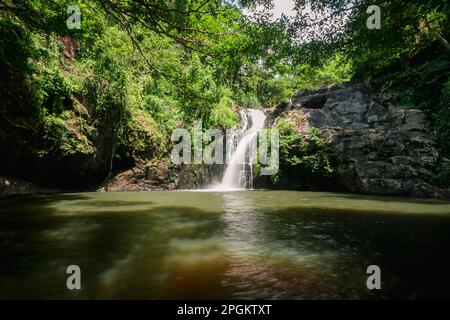 Ein Wasserfall im Wald, ein natürlicher Wasserstrom, der aus einer Höhe unter Ihnen durch die Felsen fließt und eine Feuchtigkeit erzeugt. Im Wald von Thai Stockfoto