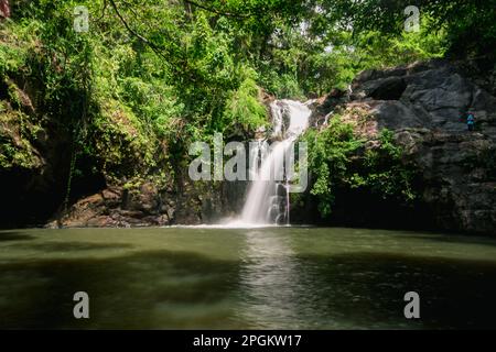Ein Wasserfall im Wald, ein natürlicher Wasserstrom, der aus einer Höhe unter Ihnen durch die Felsen fließt und eine Feuchtigkeit erzeugt. Im Wald von Thai Stockfoto