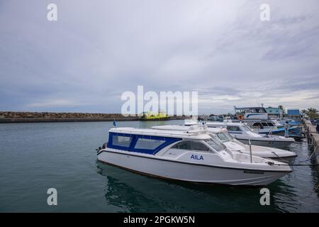 Boote, die an Fuvamulah Island (Malediven) Anlegestelle/Hafen anlegen Stockfoto