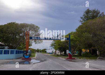 Fuvahmulah Island (Malediven) -- Ein Horten am Eingang der Straße, das den Namen der Insel und ihre ikonische Spezies zeigt - Tigerhaie Stockfoto