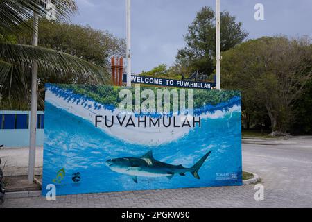 Fuvahmulah Island (Malediven) -- Ein Horten am Eingang der Straße, das den Namen der Insel und ihre ikonische Spezies zeigt - Tigerhaie Stockfoto