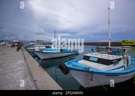 Boote, die an Fuvamulah Island (Malediven) Anlegestelle/Hafen anlegen Stockfoto