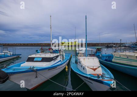 Boote, die an Fuvamulah Island (Malediven) Anlegestelle/Hafen anlegen Stockfoto