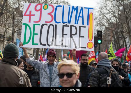 Paris, Frankreich, 23. März 2023. Ein Protestteilnehmer mit Plakat gegen Rentenreform - Jacques Julien/Alamy Live News Stockfoto