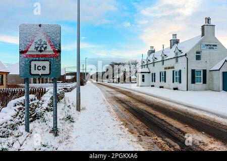 Schnee bedeckt die A836 Straße, die Hauptstraße zwischen Thurso und John O'Groats. Im Dorf Mey, Caithness, Schottland, Großbritannien Stockfoto