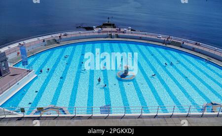 Plymouth, Devon, Großbritannien, 06. Juli 2022; Tinside Lido ist ein Art déco-lido aus dem Jahr 1935 in Plymouth im Südwesten Englands. Beliebt bei Einheimischen und Touristen Stockfoto