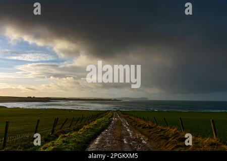 Dunnet Head an einem stürmischen Tag von einem Bauernhof in der Nähe des Dorfes Mey. An der Nordküste von Caithness, Schottland, Vereinigtes Königreich. Stockfoto