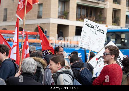 Paris, Frankreich, 23/03/2023, Neuvième journée de mobilisation .La Colère des opposants à la réforme de la retraite ne retombe pas et s'amplifie. Manifestation contre la retraite à 64 ans sur le vieux Port de Marseille et la cathédrale La Major. Inter-Syndicale. Mobilisierungsnachweis. La jeunesse en Colère amplifie la mobilisation. En colère contre le recours au 49,3 . Crédit: Pierre-Franck Sentenac/Alamy Live News Stockfoto