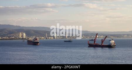 Schiffe am Hafen und moderne Stadtlandschaft an der Küste. Limassol, Zypern Stockfoto