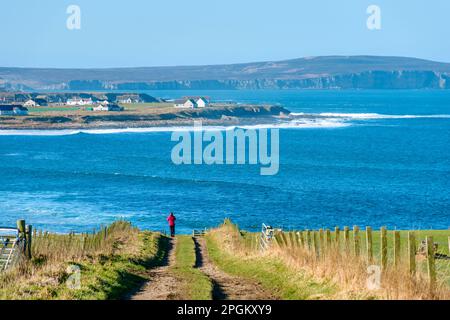 Dunnet Überqueren Sie das Dorf Scarkskerry, von einer Farm in der Nähe des Dorfes Mey, an der Nordküste von Caithness, Schottland, Großbritannien. Stockfoto