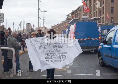 Paris, Frankreich, 23/03/2023, Neuvième journée de mobilisation .La Colère des opposants à la réforme de la retraite ne retombe pas et s'amplifie. Manifestation contre la retraite à 64 ans sur le vieux Port de Marseille et la cathédrale La Major. Inter-Syndicale. Mobilisierungsnachweis. La jeunesse en Colère amplifie la mobilisation. En colère contre le recours au 49,3 . Crédit: Pierre-Franck Sentenac/Alamy Live News Stockfoto