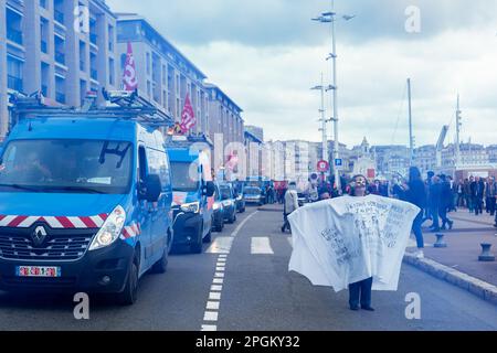 Paris, Frankreich, 23/03/2023, Neuvième journée de mobilisation .La Colère des opposants à la réforme de la retraite ne retombe pas et s'amplifie. Manifestation contre la retraite à 64 ans sur le vieux Port de Marseille et la cathédrale La Major. Inter-Syndicale. Mobilisierungsnachweis. La jeunesse en Colère amplifie la mobilisation. En colère contre le recours au 49,3 . Crédit: Pierre-Franck Sentenac/Alamy Live News Stockfoto