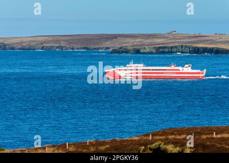 Die Gills Bay nach Orkney Fähre, der MV Alfred, vorbei an der östlichen Seite von St. John's Point, Caithness, Schottland, Großbritannien Stockfoto