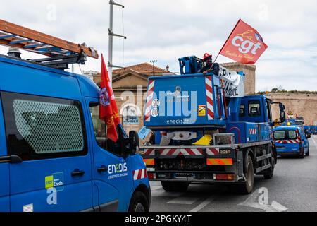 Paris, Frankreich, 23/03/2023, Neuvième journée de mobilisation .La Colère des opposants à la réforme de la retraite ne retombe pas et s'amplifie. Manifestation contre la retraite à 64 ans sur le vieux Port de Marseille et la cathédrale La Major. Inter-Syndicale. Mobilisierungsnachweis. La jeunesse en Colère amplifie la mobilisation. En colère contre le recours au 49,3 . Crédit: Pierre-Franck Sentenac/Alamy Live News Stockfoto