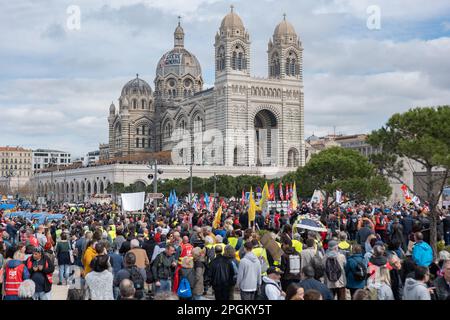 Paris, Frankreich, 23/03/2023, Neuvième journée de mobilisation .La Colère des opposants à la réforme de la retraite ne retombe pas et s'amplifie. Manifestation contre la retraite à 64 ans sur le vieux Port de Marseille et la cathédrale La Major. Inter-Syndicale. Mobilisierungsnachweis. La jeunesse en Colère amplifie la mobilisation. En colère contre le recours au 49,3 . Crédit: Pierre-Franck Sentenac/Alamy Live News Stockfoto