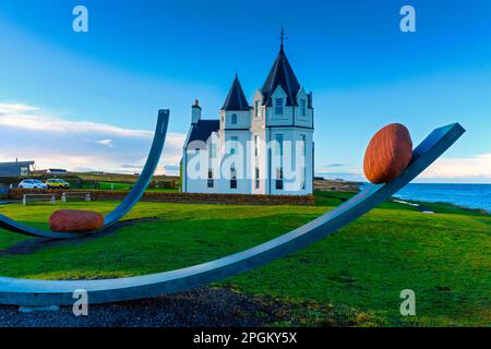 "Nomadic Felsbrocken", eine Skulptur von Matthew Dalziel und Louise Scullion, und "The Inn at John O'Groats". In John o' Groats, Caithness, Schottland, UK Stockfoto