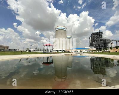 (230323) -- THARPARKAR, 23. März 2023 (Xinhua) -- Dieses Foto wurde am 21. März 2023 aufgenommen und zeigt die Ansicht des Projekts zur Integration der Kohlekraftwerke Thar Coal Block-I in der Provinz Sindh, Pakistan. Der pakistanische Ministerpräsident Shahbaz Sharif hat am Mittwoch hier offiziell das Projekt zur Integration des Kohlekraftwerks Thar Coal Block I, ein Kooperationsprojekt im Energiebereich im Rahmen des Wirtschaftskorridors China-Pakistan (CPEC), eröffnet. Die Anlage, die Anfang Februar offiziell in Betrieb genommen wurde, verfügt über zwei 660-Megawatt-Hochparameter-Kohlekraftwerke, die durch einen jährlichen Stromausfall unterstützt werden Stockfoto